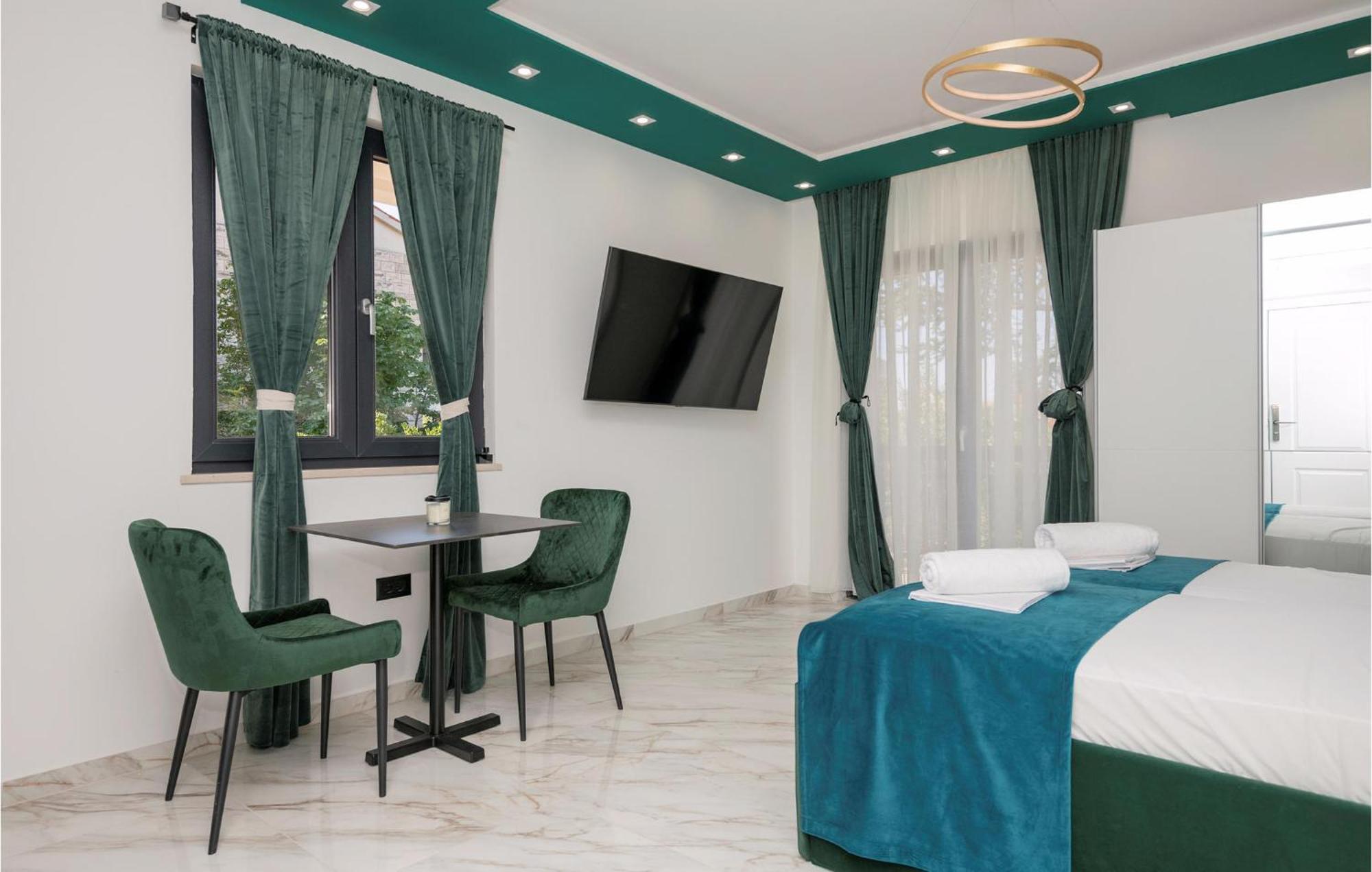 Awesome Apartment In Makarska With Wifi Ngoại thất bức ảnh